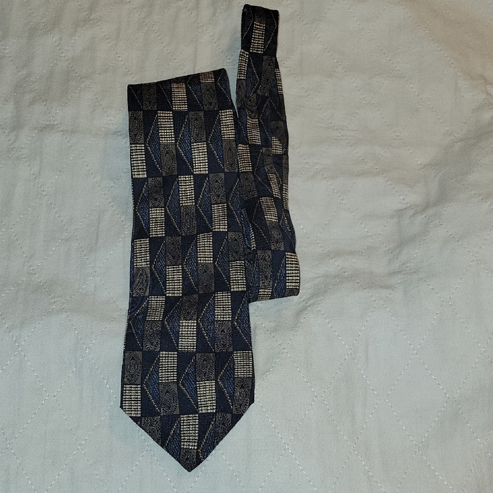 Geometric Patterned Tie in Black and Gold